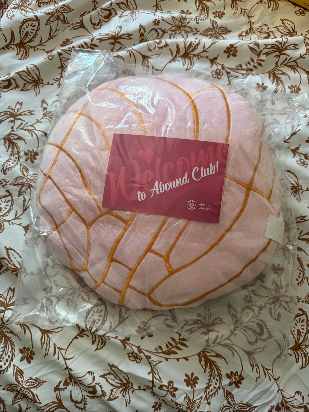 New Concha heart cushion (Strawberry, 15.7”) Pink Decorative Round Pillow